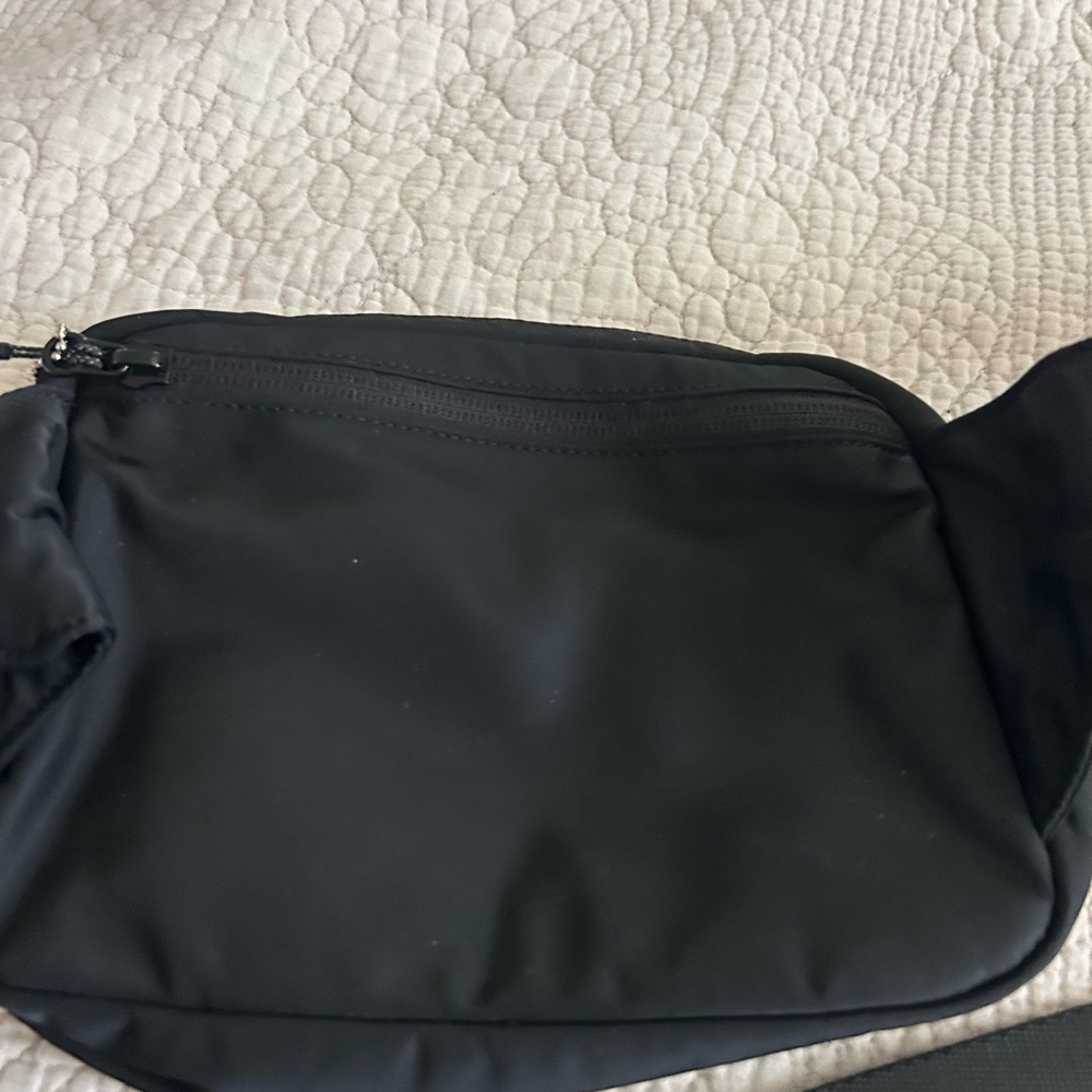 lululemon athletica Black Crossbody 2L Bag - Picture 3 of 7